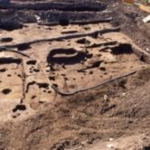 032鶴嶺小学校校庭で発見された古代竪穴住居跡